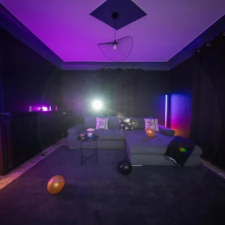 Le Salon Prive - Cinema, Billard, Parking & Billiard